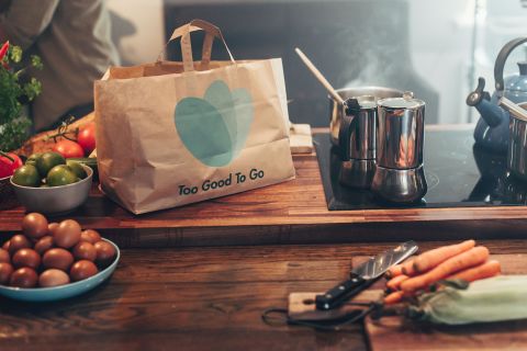 Too Good to Go connects consumers with bakeries, restaurants and supermarkets. The vendors offer customers 