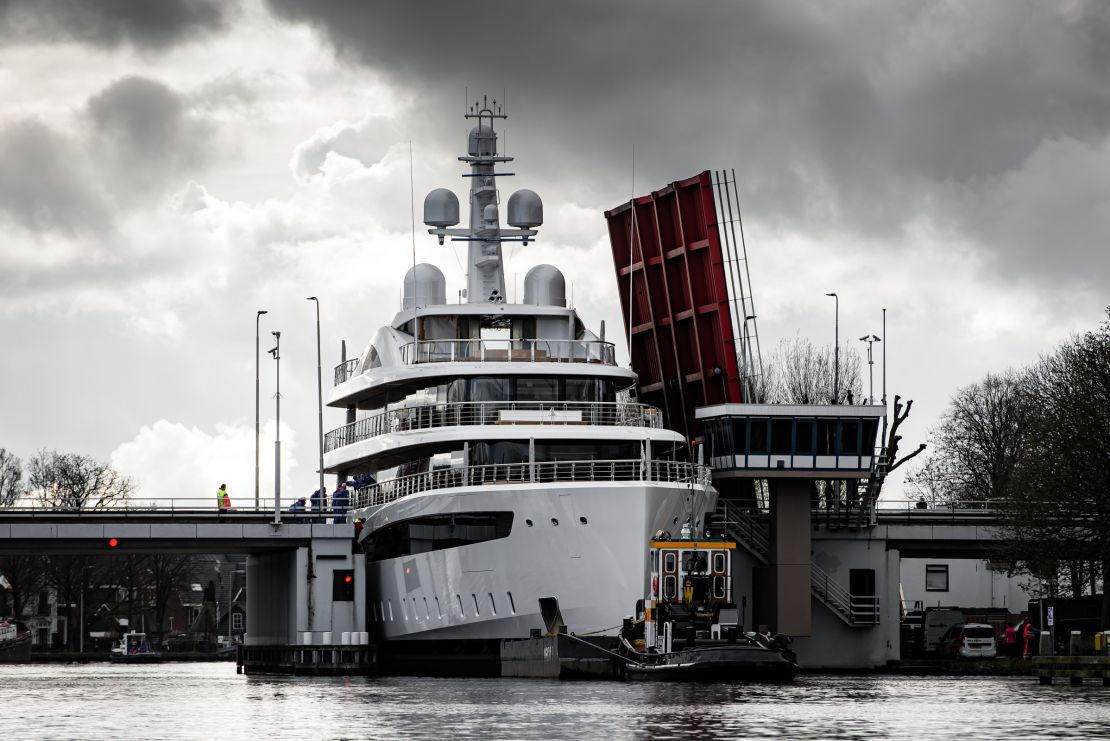 Project 817 passes through the Albert Schweitzer Bridge in Alphen aan den Rijn.