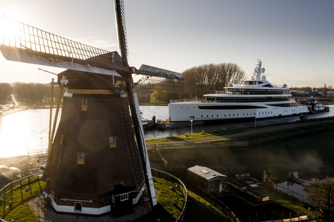 Photographer Tom van Oossanen was on hand to capture the painstaking transportation.