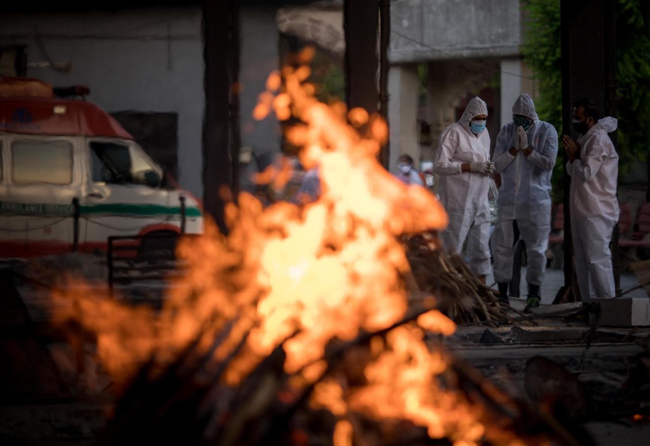 Relatives of a Covid-19 patient perform his last rites at a crematorium in New Delhi, India, on April 17. Healthcare and other essential services across India are close to collapse as a <a href="https://www.cnn.com/2021/04/21/india/india-covid-hospital-shortage-intl-hnk/index.html" target="_blank">second coronavirus wave</a> that started in mid-March tears through the country with devastating speed.