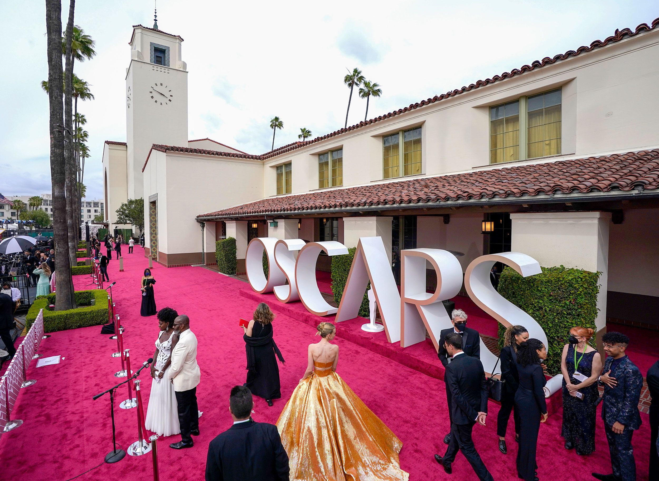 Oscars 2021: 'Nomadland' Wins Best Picture as Hollywood Looks to Turn a  Corner - WSJ