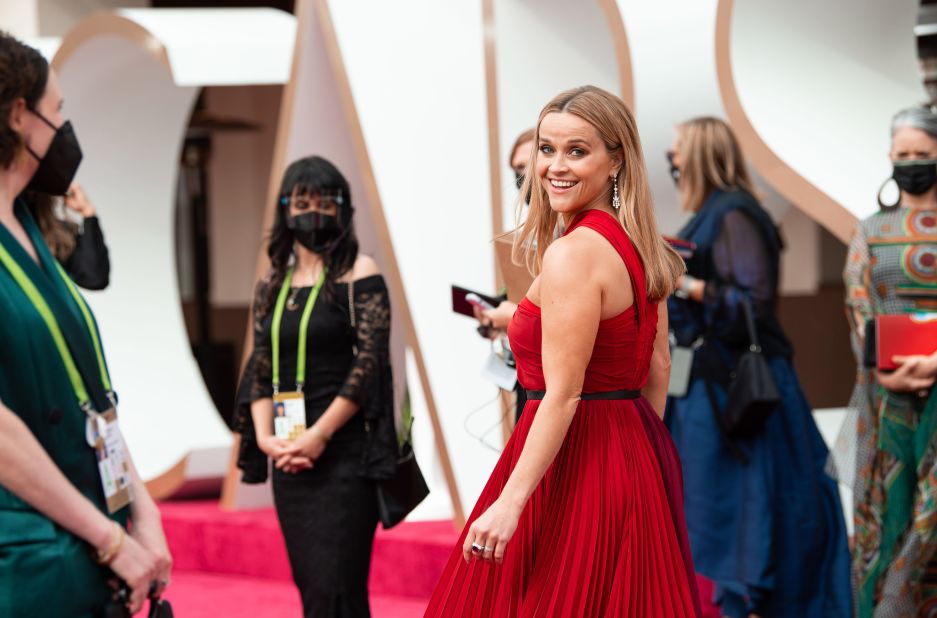 Former best actress winner Reese Witherspoon walks the red carpet.