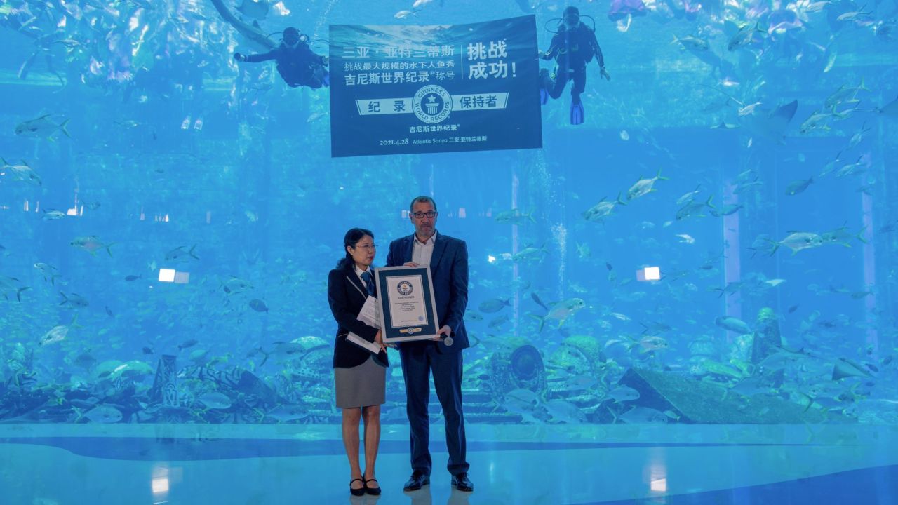 Heiko Schreiner, managing director of Atlantis Sanya, receives a certificate from Wu Xiaohong of Guinness World Records following the April 28 mermaid event.