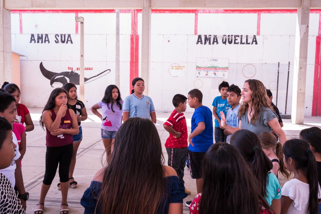 Planeto Océano teaches marine conservation at schools in Peru. 