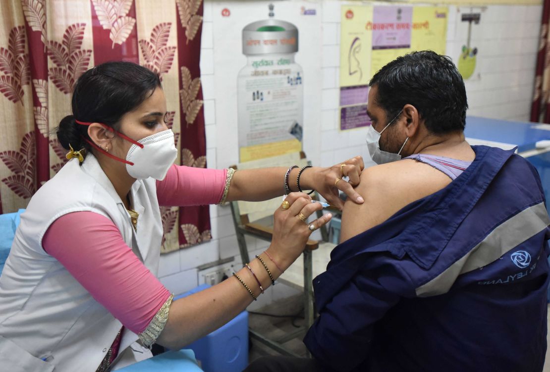 A health worker administers a shot of Covid-19 vaccine on April 29, 2021 in New Delhi, India. 