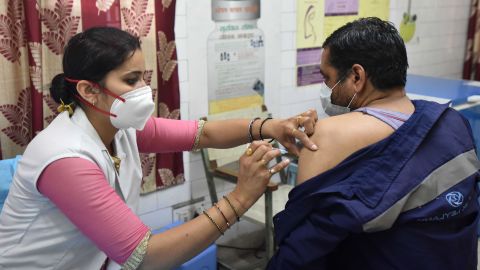 A health worker administers a shot of Covid-19 vaccine on April 29, 2021 in New Delhi, India. 