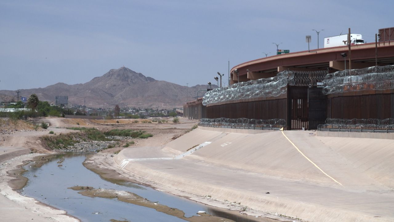 The border wall at the US-Mexico border separating El Paso, Texas and Ciudad Juárez, Mexico.
