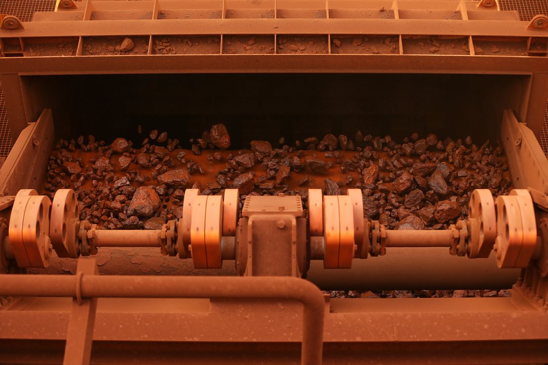 Iron ore passes through screening machinery at Fortescue Metals Group Ltd.'s Solomon Hub mining operations in the Pilbara region, Australia, on Thursday, Oct. 27, 2016.