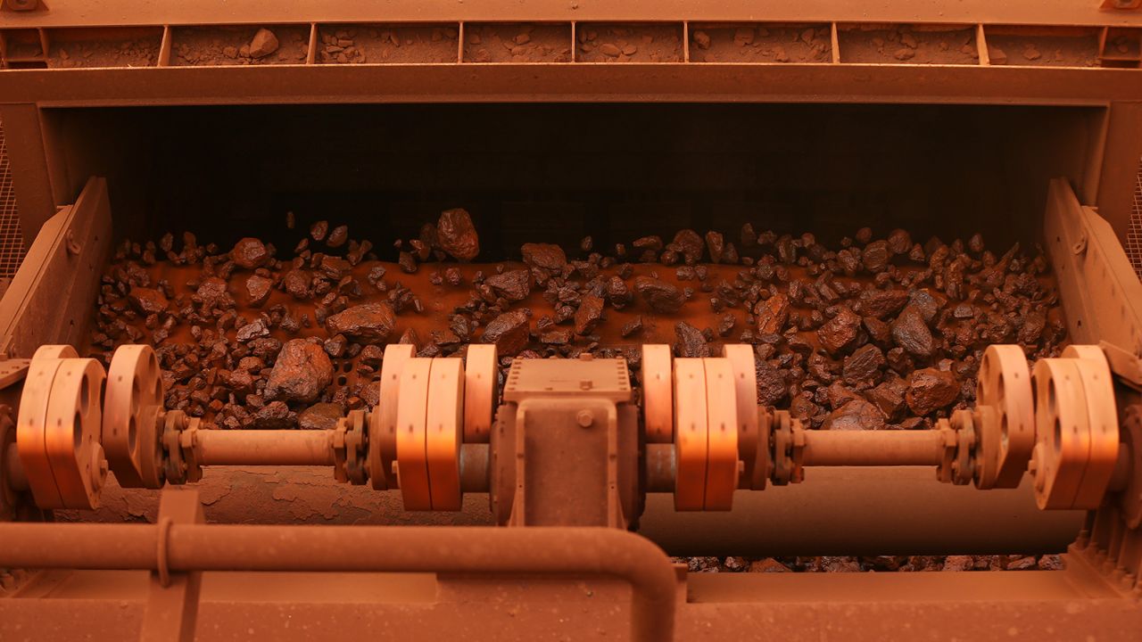 Iron ore passes through screening machinery at Fortescue Metals Group Ltd.'s Solomon Hub mining operations in the Pilbara region, Australia, on Thursday, Oct. 27, 2016.