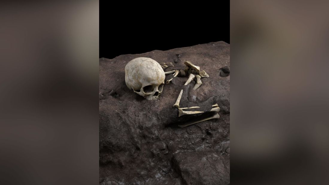 This virtual reconstruction shows the position of a fossil in a burial pit. The toddler was laid to rest 78,000 years ago on a pillow in a cave in eastern Kenya. This is thought to be the oldest human burial ever found in Africa.