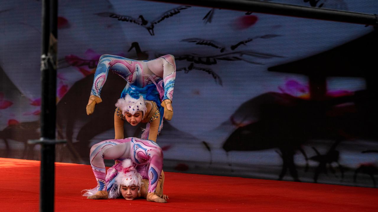 china acrobats 0503 01