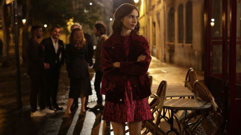 EMILY IN PARIS (L to R) LILY COLLINS as EMILY in episode 104 of EMILY IN PARIS Cr. CAROLE BETHUEL/NETFLIX © 2020