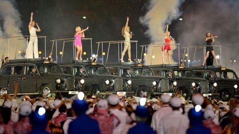 (Von links) Melanie Chisholm, Emma Bunton, Melanie Brown, Geri Halliwell und Victoria Beckham von den Spice Girls treten während der Abschlusszeremonie der Olympischen Spiele 2012 in London am 12. August 2012 auf.