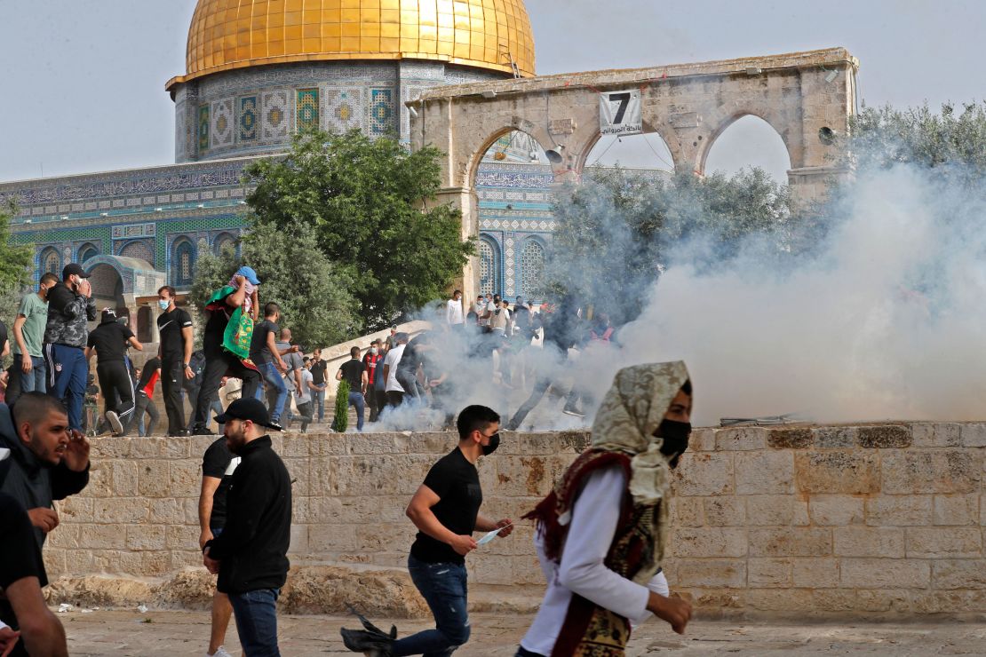 Palestinian protesters continued to clash with Israeli security forces Monday at Al Aqsa mosque ahead of an annual Jerusalem Day march, when Israeli nationalists mark the day the Israeli army took control of the Western Wall and the rest of East Jerusalem in 1967. 