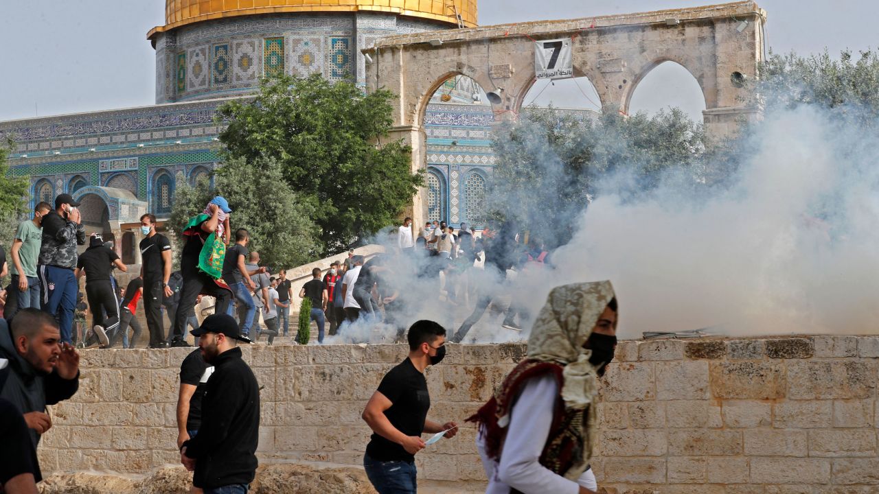 Palestinian protesters continued to clash with Israeli security forces Monday at Al Aqsa mosque ahead of an annual Jerusalem Day march, when Israeli nationalists mark the day the Israeli army took control of the Western Wall and the rest of East Jerusalem in 1967.