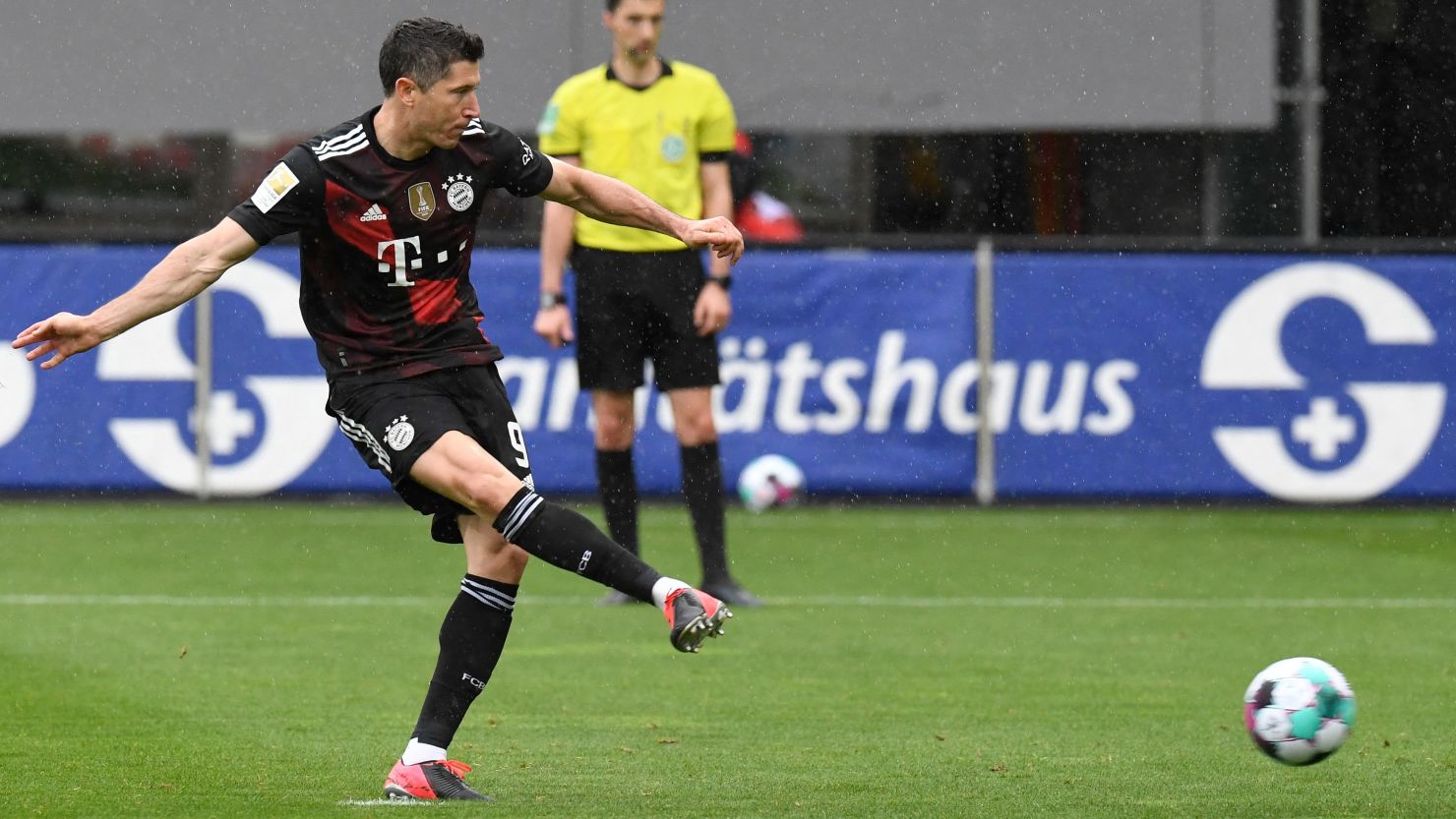 Lewandowski scores from the penalty spot to bring up his 40th league goal of the season.