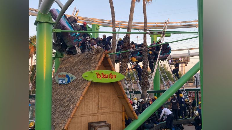 Roller coaster stalls out mid ride stranding passengers 20 feet