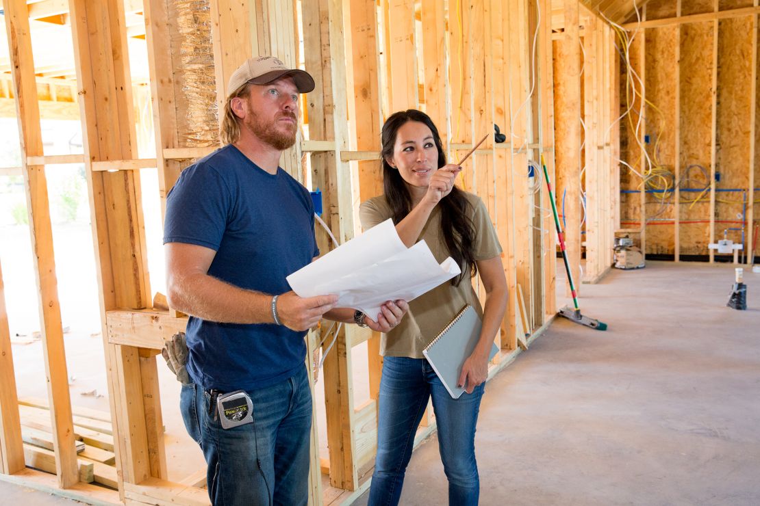 Joanna Gaines visiting husband Chip to check in on the progression of the Pahmiyer home, as seen on Fixer Upper.