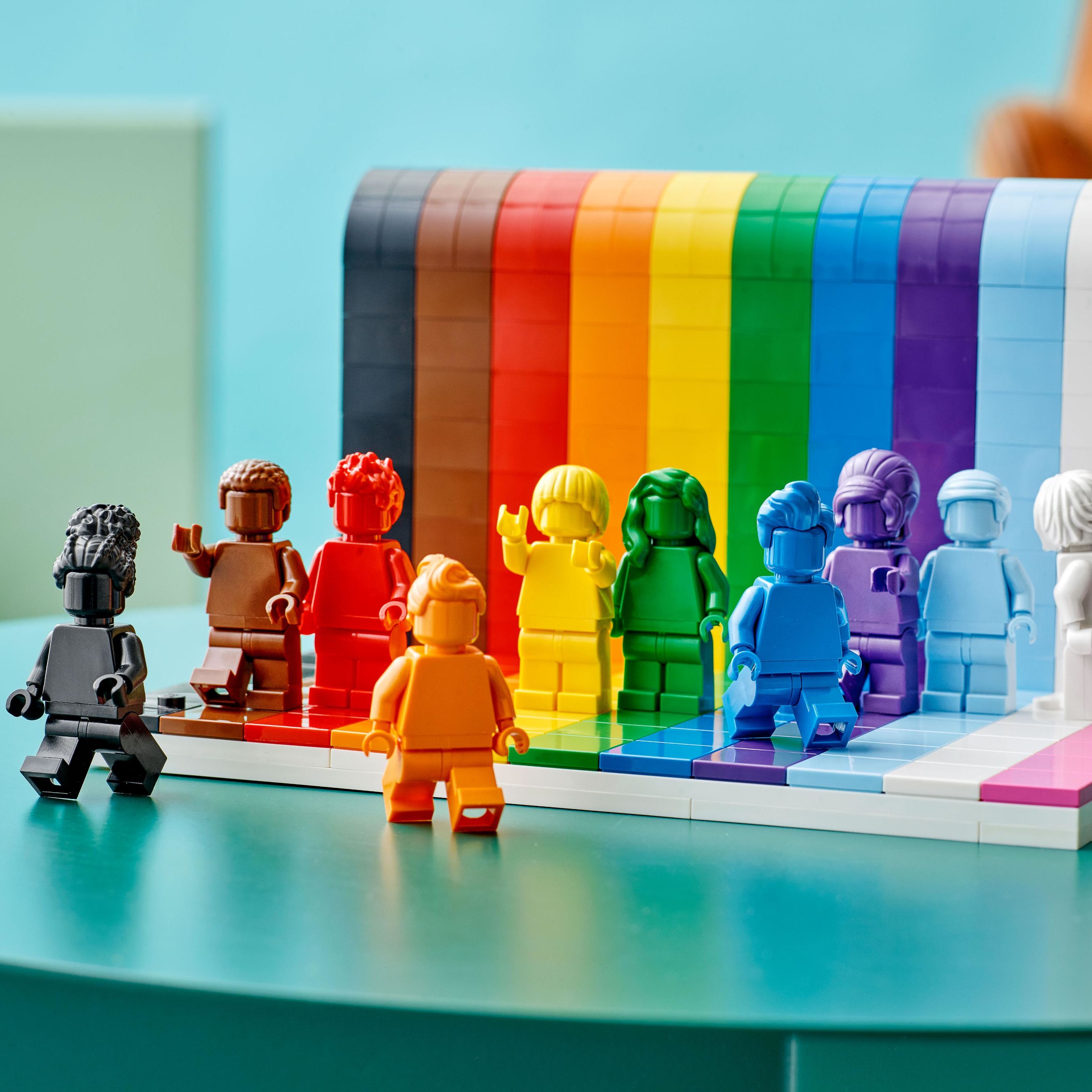 Desbordamiento Clavijas Frente Lego unveils first LGBTQ set ahead of Pride Month | CNN