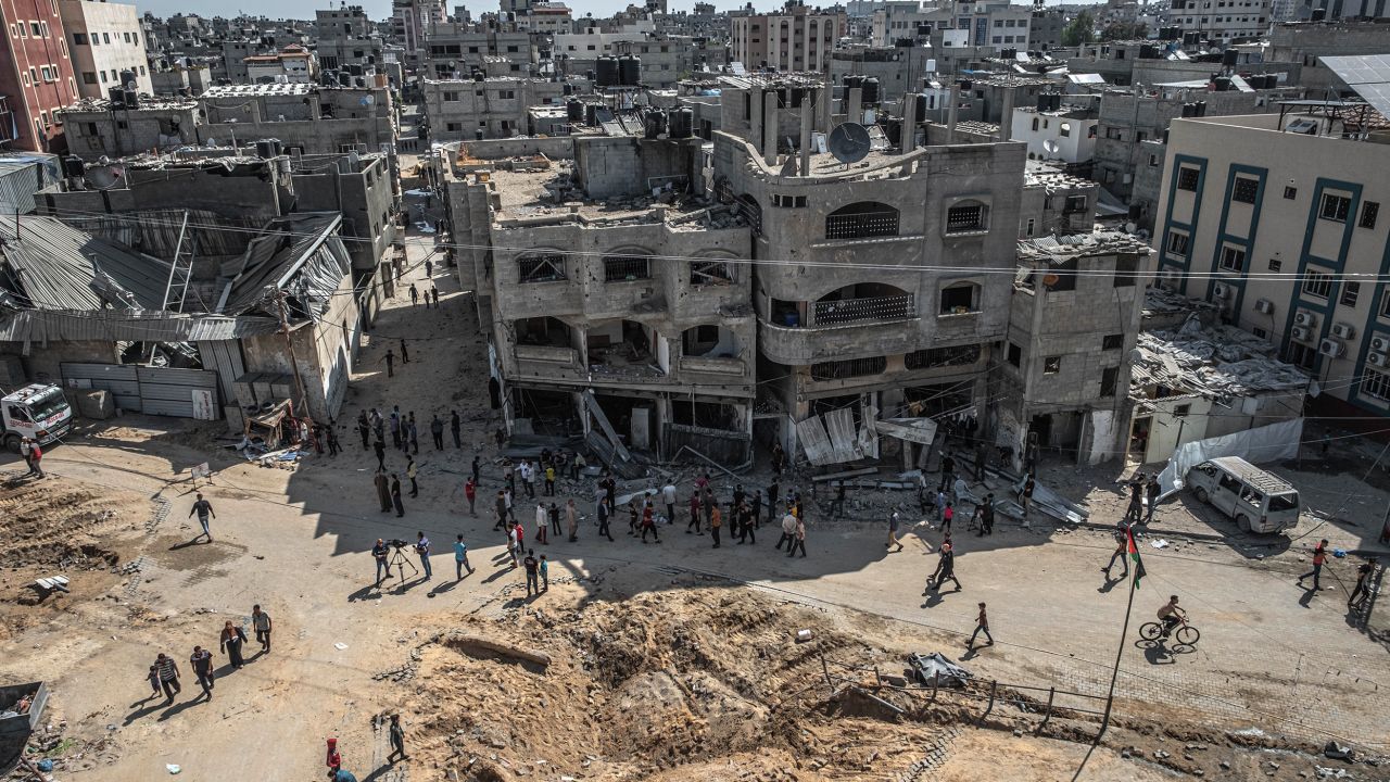 GAZA CITY, GAZA - MAY  20: Palestinians inspect damage to buildings in Al-Saftawi street northern Gaza City on May 20, 2021 in Gaza City, Gaza. Civilian casualties continue to rise as Israel-Gaza violence entered a tenth day. More than 220 people in Gaza and twelve people in Israel have been killed as cross-border rocket exchanges continue. Israeli Prime Minister Benjamin Netanyahu  has vowed to continue the bombing campaign despite increasing calls from the United Nations and the international community to end the conflict. The conflict which erupted May 10, comes after weeks of rising Israeli-Palestinian tension in East Jerusalem, which peaked with violent clashes inside the holy site of Al-Aqsa Mosque.  (Photo by Fatima Shbair/Getty Images)