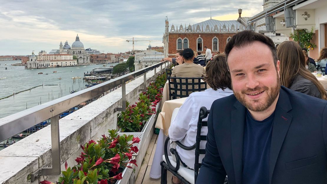 Adam Longbottom has been 'flying' to his beloved Venice on a simulator.