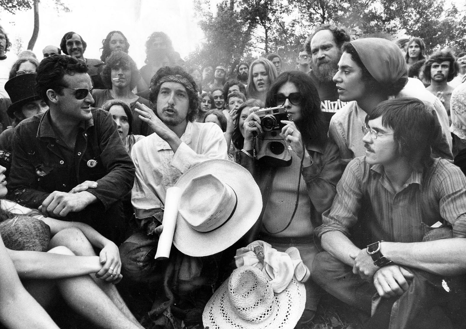 Dylan speaks at the Mariposa Folk Festival on Toronto's Olympic Island in 1972.