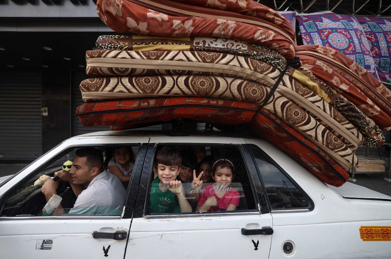 A Palestinian family returns to their Gaza City home on May 21.