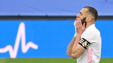 Benzema reacts after missing an opportunity.