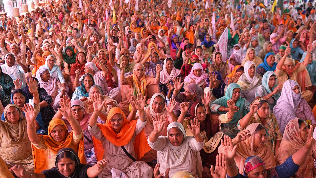 Farmers take part in a protest against the central government's agricultural reforms in Amritsar on April 18, 2021.