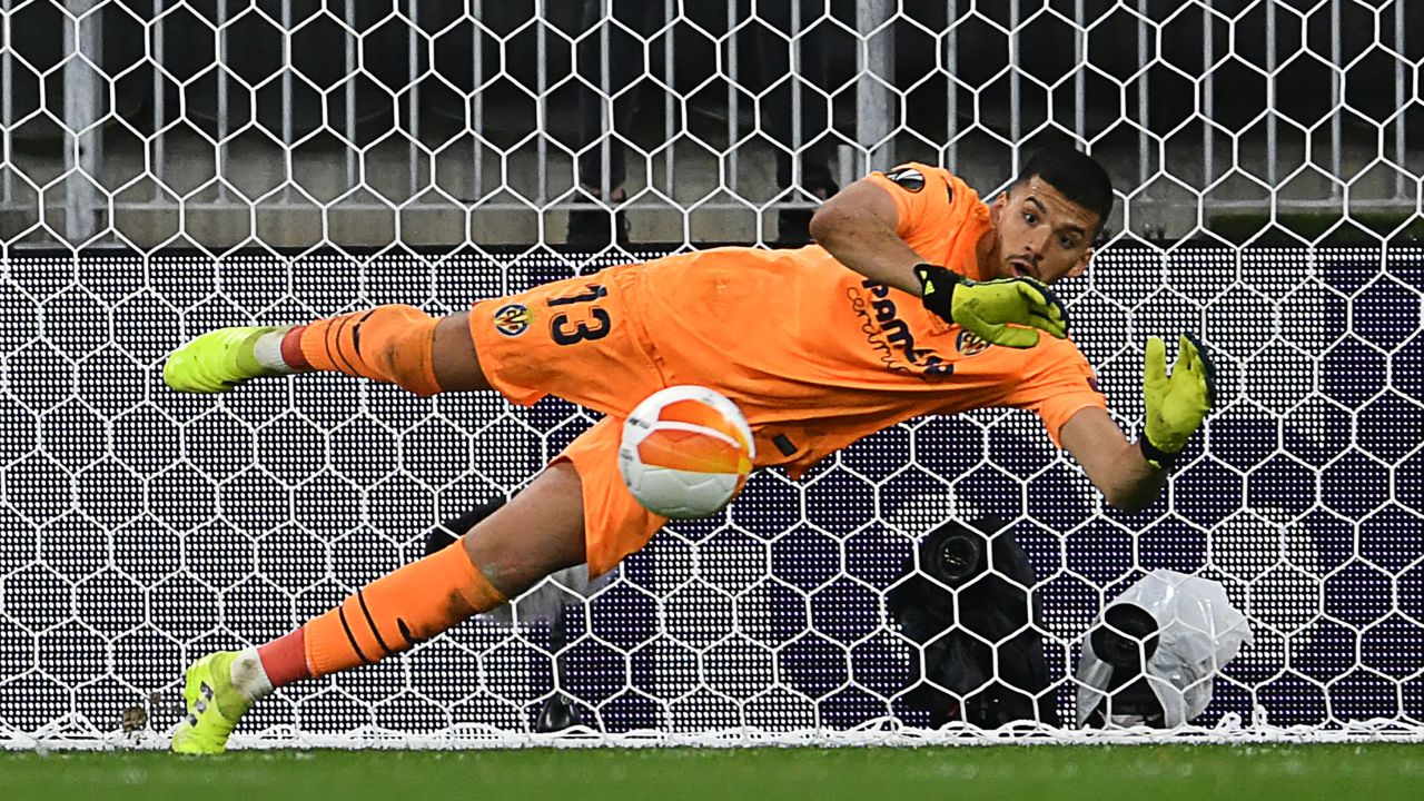 Rulli saves de Gea's penalty -- the 22nd of the shootout.