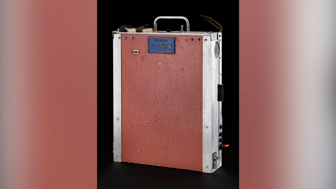 An early generation voice synthesizer box used by Hawking.