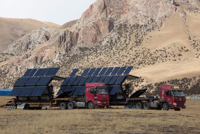 To test the ability of the machine to withstand extreme environments, Huang and his team, along with Jackie Chan, who collaborated on the project, took the Trashpresso to the NianBao Yuze region in China's Qinghai province in 2017. 