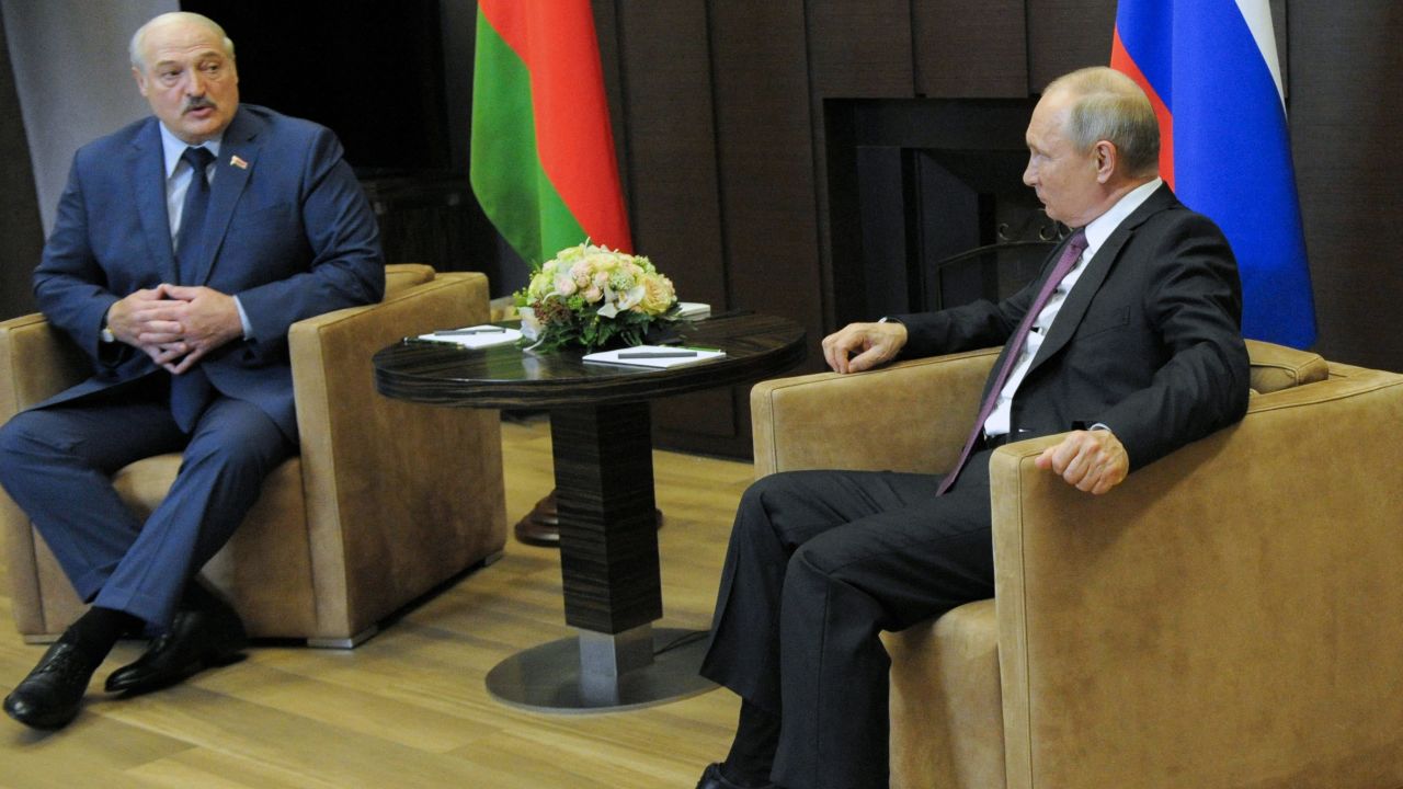 Vladimir Putin (R) meets with his Belarusian counterpart Alexander Lukashenko in Sochi in May 2021.