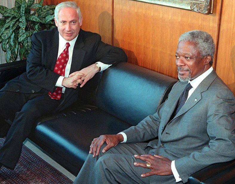 Netanyahu and UN Secretary-General Kofi Annan meet in Annan's office in New York in May 1998.