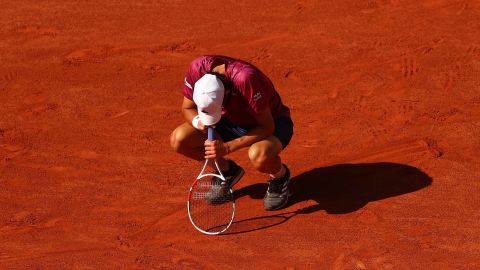 Dominic Thiem reacts during his shock first round defeat against Pablo Andújar at the 2021 French Open. 