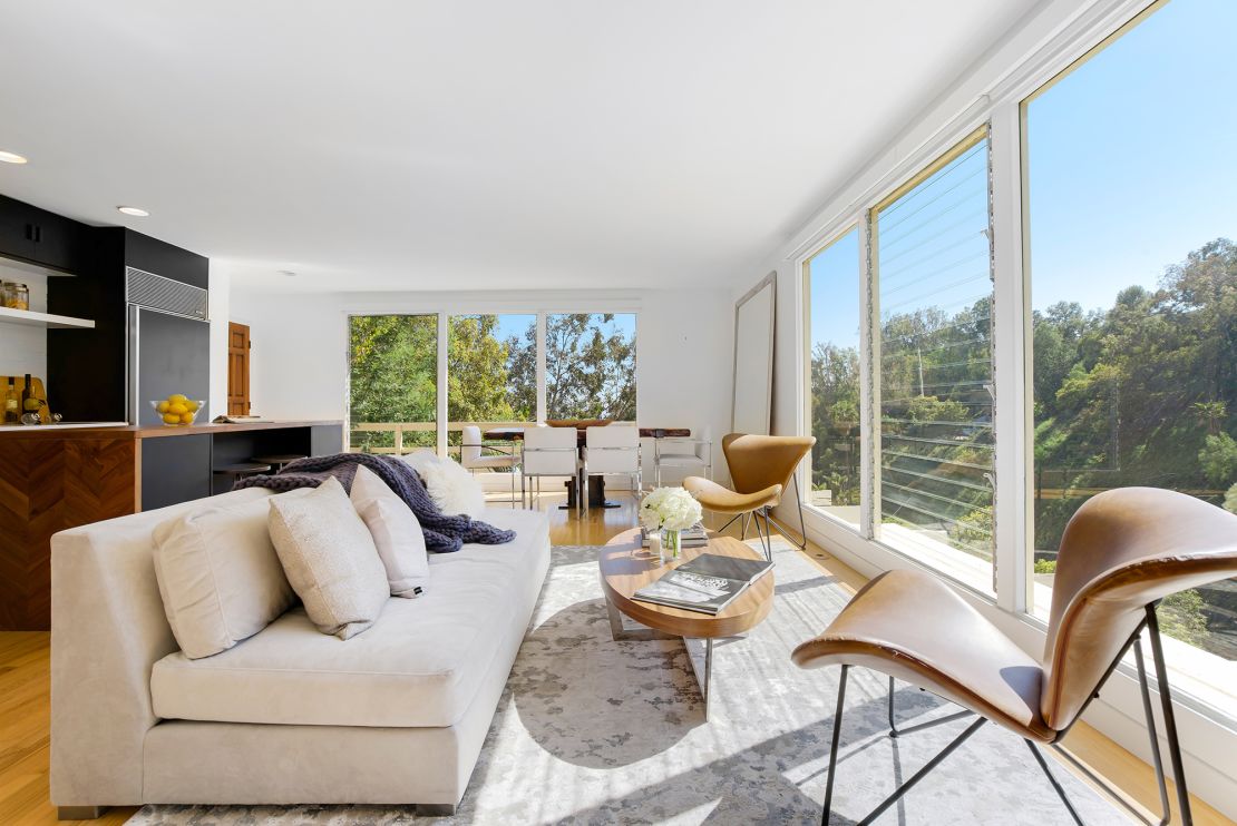Sellers picked an all-cash offer at $1.7 million that could close in five days when selling this home in Beverly Hills.