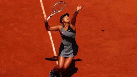 Osaka serves against Patricia Maria Tig at the 2021 French Open.