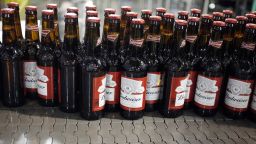 Бутилките с бира се движат по конвейер в съоръжението за бутилиране на Anheuser-Busch InBev NV Budweiser в Сейнт Луис, Мисури, САЩ, във вторник, 24 октомври 2017 г. Anheuser-Busch InBev е планирано да публикува данни за печалбите 26 октомври. Фотограф: Люк Шарет/Блумбърг чрез Getty Images