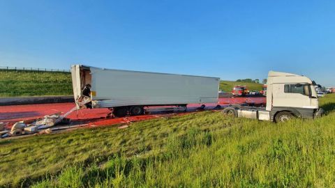 The road had to be resurfaced overnight after the tomato puree damaged the surface.