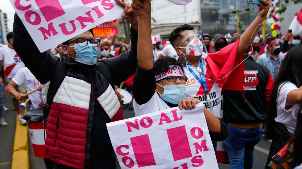 Fujimori supporters carry signs which read "No to communism."