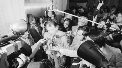 F. Lee Bailey (C),  pictured here surrounded by newspeople and their equipment on his arrival for morning session of the trial for Patricia Hearst.