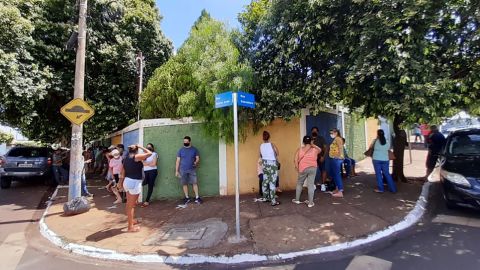People in Serrana waiting to be vaccinated on February 25.