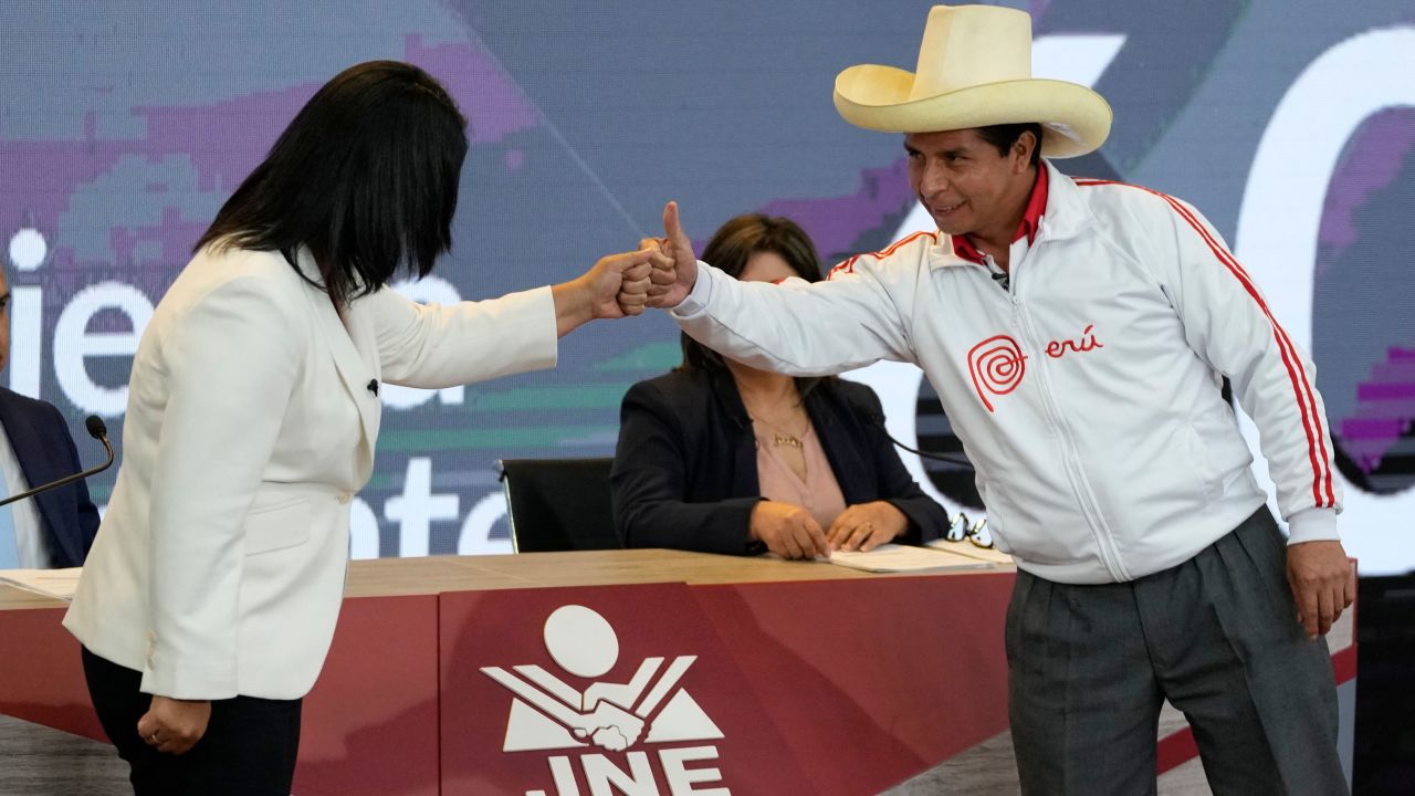 Peruvian presidential candidates, Pedro Castillo (right) and Keiko Fujimori (left) before the start of their last debate on May 30.