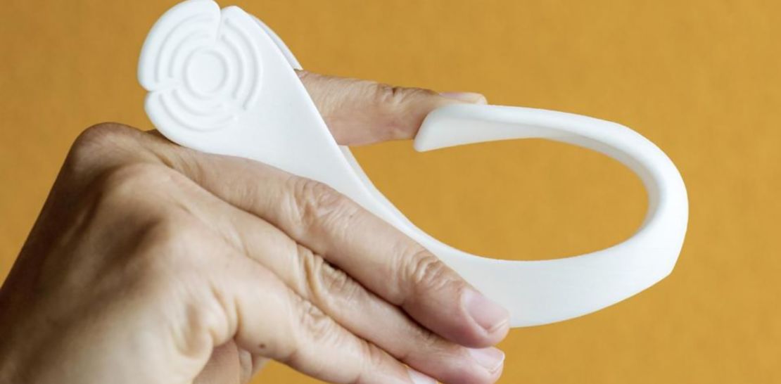 This silicone speculum stays expanded while inserted so midwives can use both hands to stitch postpartum tearing, allowing them to perform the proceduce without an assistant and simplifying the process.