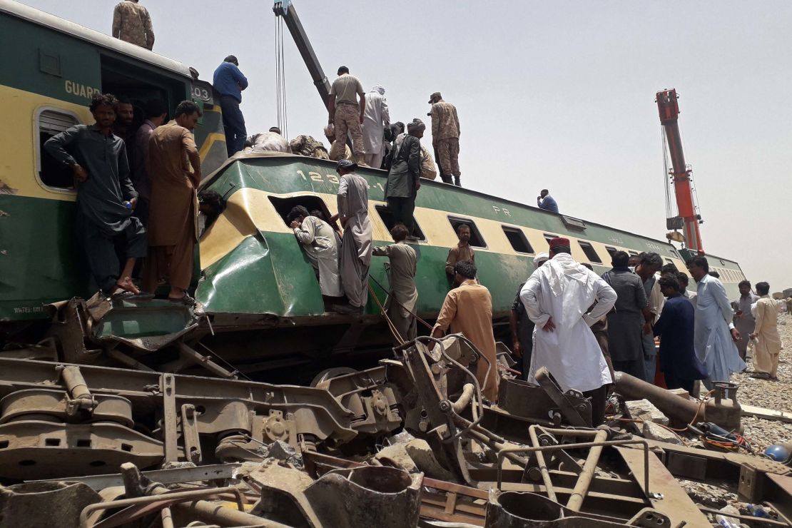 06 Ghotki Pakistan train crash 0607