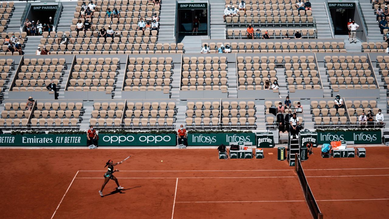 Gauff returns the ball to Krejcikova.