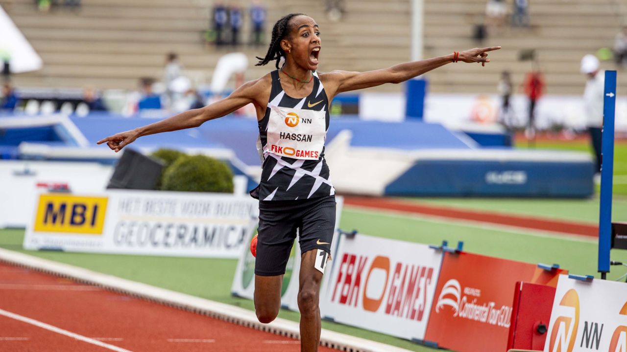 Hassan celebrates her world record -- a mark that would only stand for just two days. 