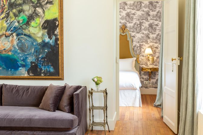 <strong>Hotel Château du Grand-Lucé:</strong> Sun-filled suites feature plush fabrics and antique furnishings.