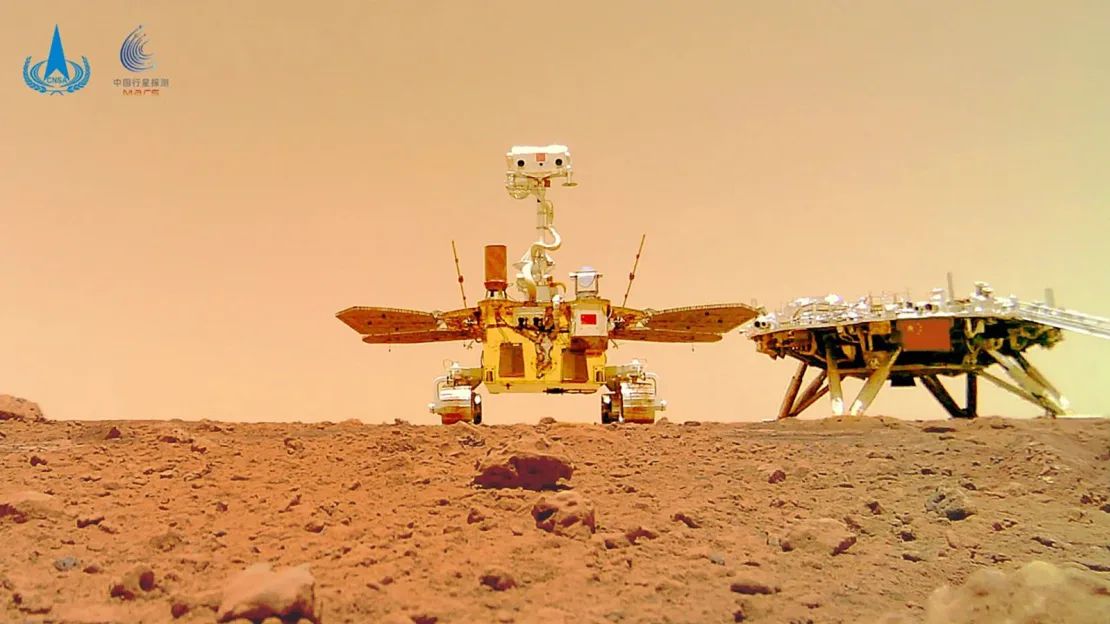 Esta imagen que muestra el rover y el módulo de aterrizaje chinos en la superficie de Marte fue tomada por una cámara separable desplegada por el rover Zhurong en 2021.