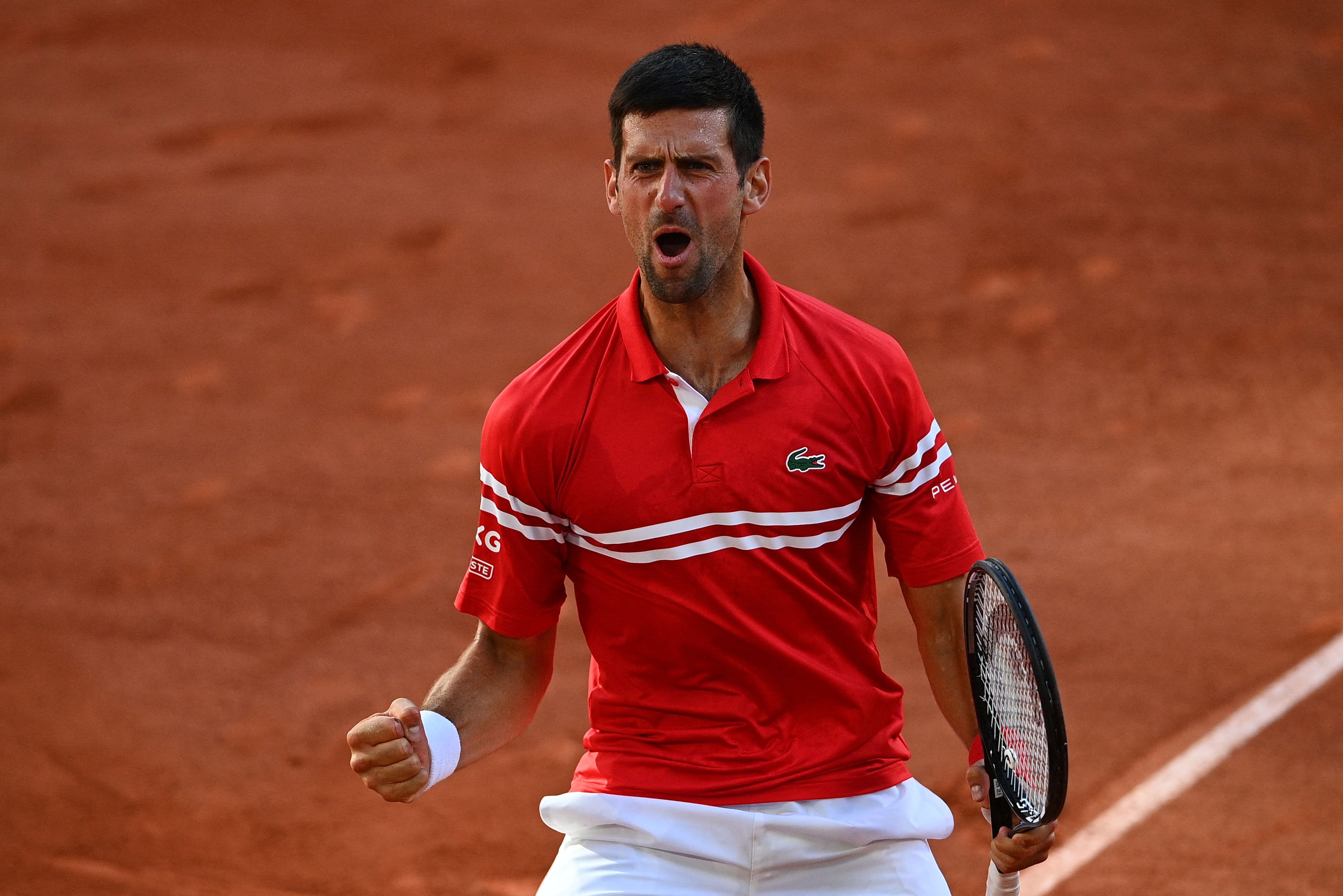 Djokovic vira sobre Tsitsipas em jogo adiado pela chuva e vai à semifinal  de Roma
